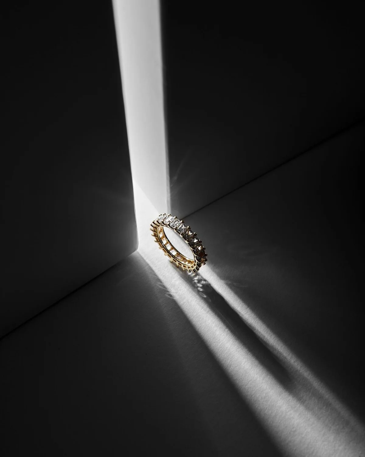 Close detail of a Saturnn LGD lab-grown diamond piece